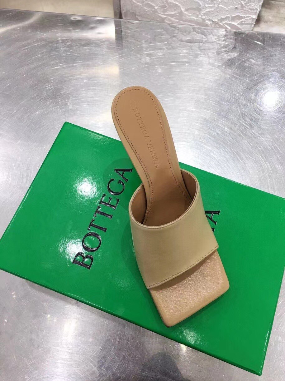 bo*te*ga Ve*ne*ta stretch mules 90mm in beige lambskin