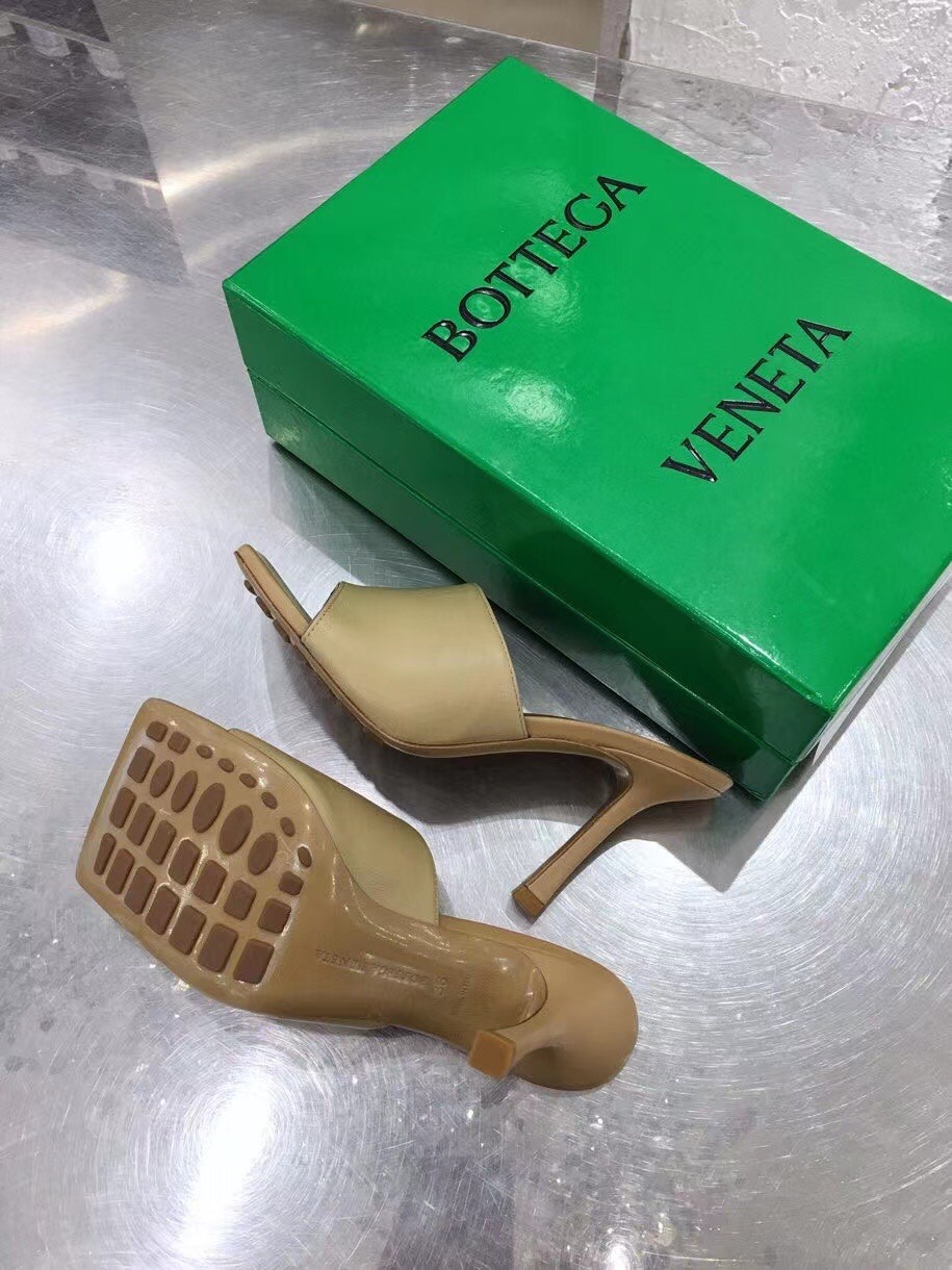 bo*te*ga Ve*ne*ta stretch mules 90mm in beige lambskin