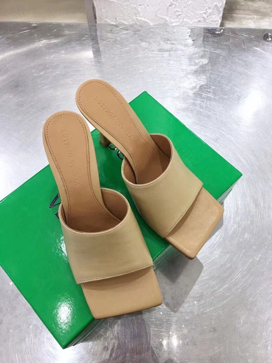 bo*te*ga Ve*ne*ta stretch mules 90mm in beige lambskin