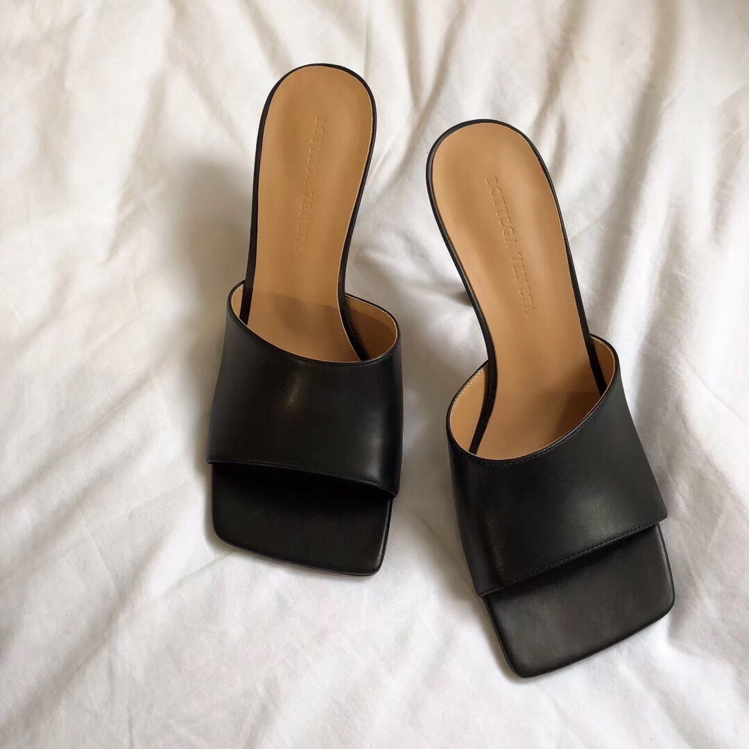 bo*te*ga Ve*ne*ta stretch mules 90mm in black lambskin