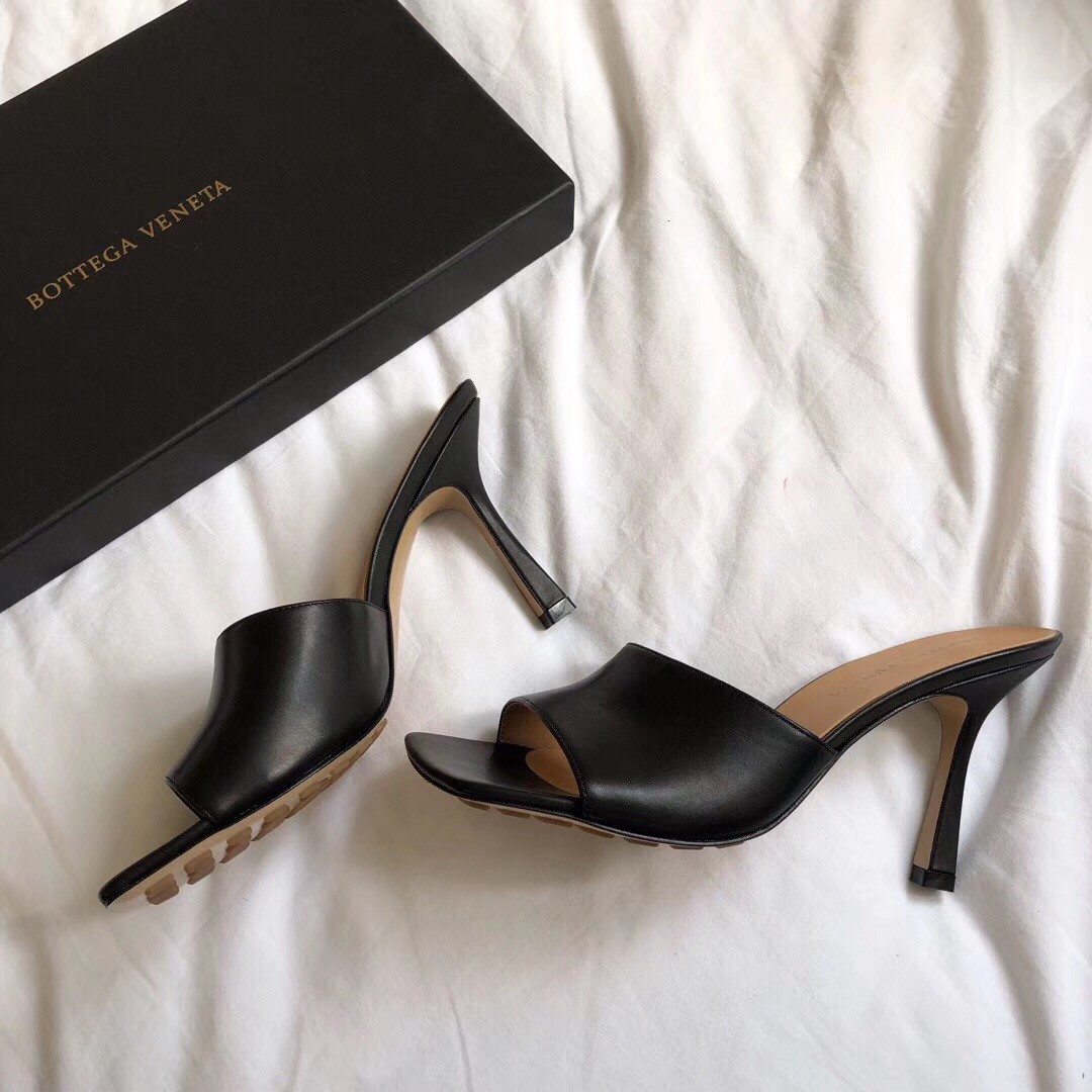 bo*te*ga Ve*ne*ta stretch mules 90mm in black lambskin