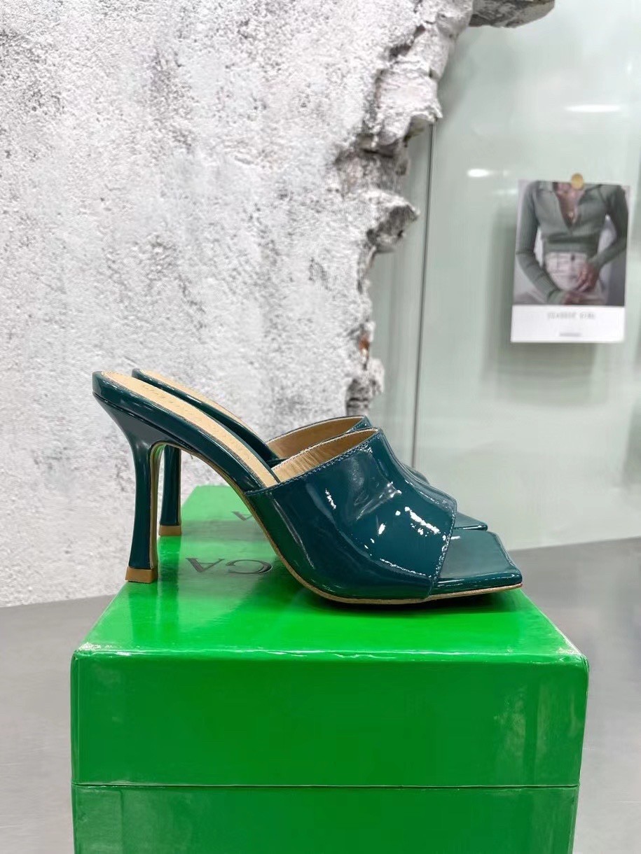 bo*te*ga Ve*ne*ta stretch mules 90mm in blue patent leather
