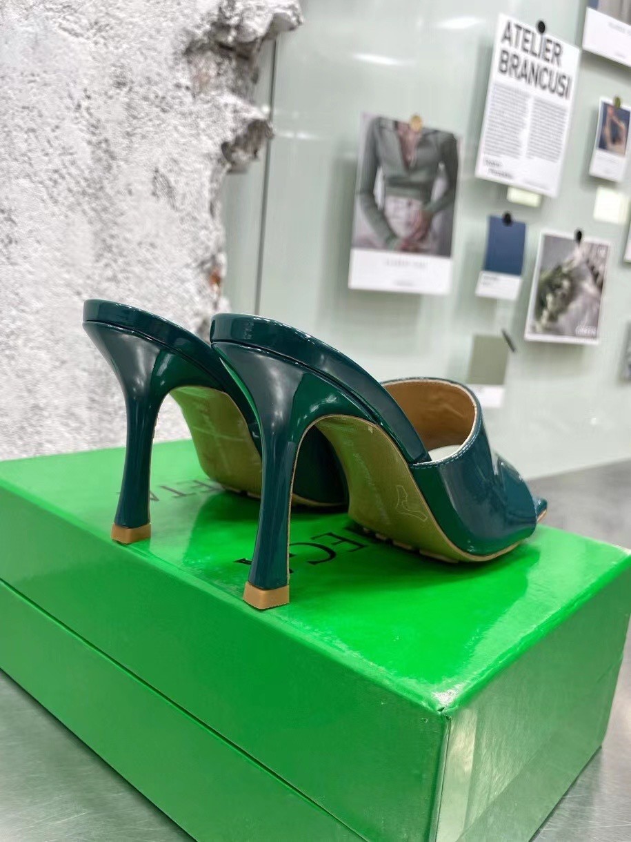 bo*te*ga Ve*ne*ta stretch mules 90mm in blue patent leather