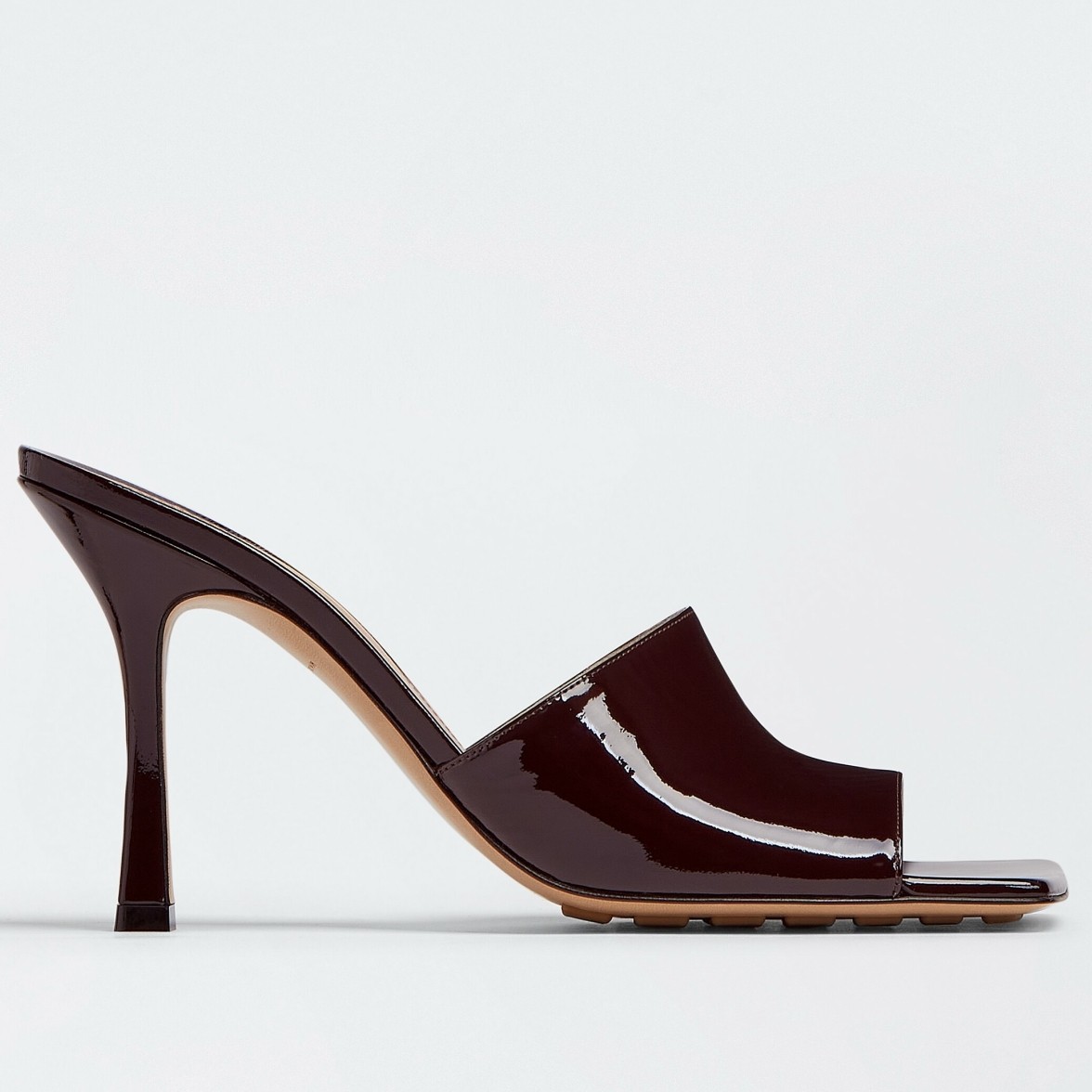 bo*te*ga Ve*ne*ta stretch mules 90mm in oxide patent leather