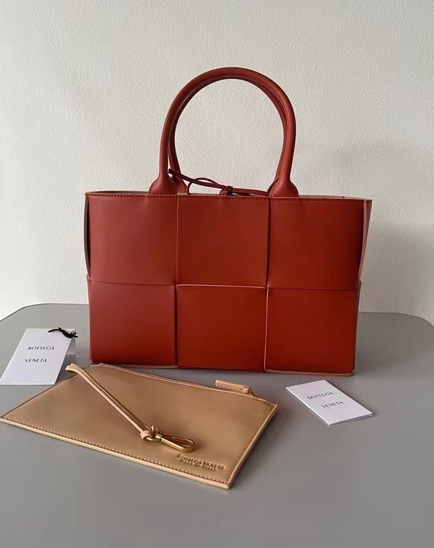 bo*te*ga Ve*ne*ta arco small tote in maple intrecciato lambskin