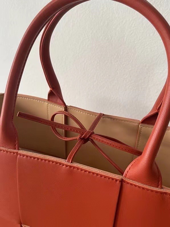 bo*te*ga Ve*ne*ta arco small tote in maple intrecciato lambskin