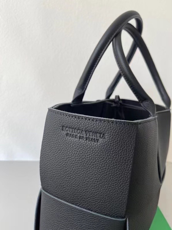 bo*te*ga Ve*ne*ta arco small tote in black grained leather