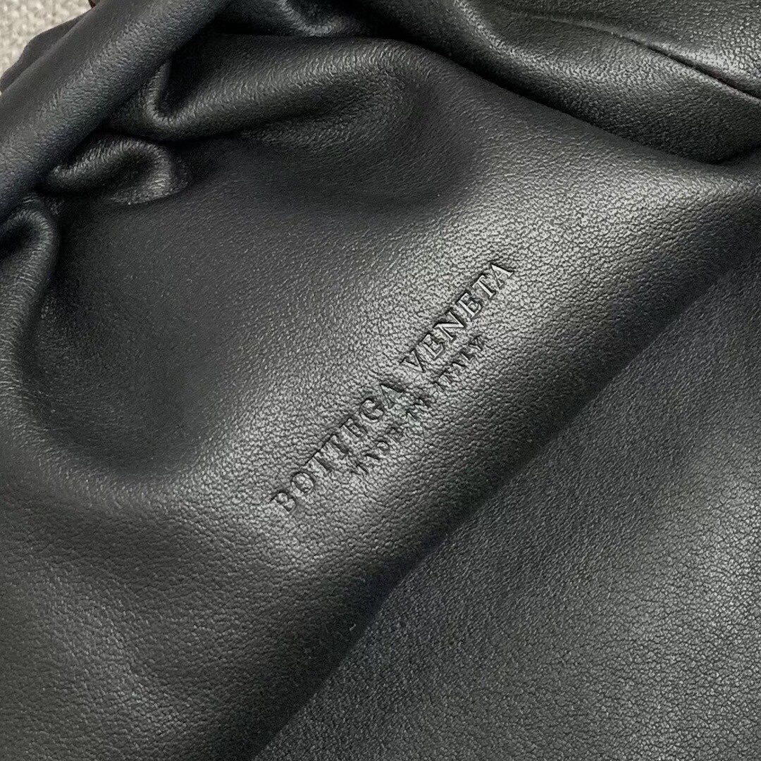 bo*te*ga Ve*ne*ta the pouch clutch in black calfskin