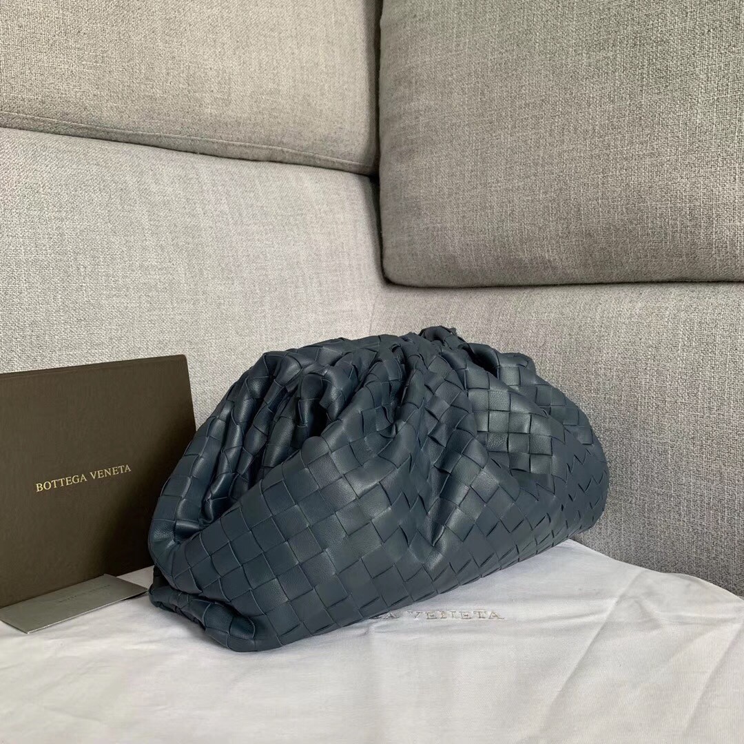 bo*te*ga Ve*ne*ta the pouch clutch in dark blue intrecciato leather