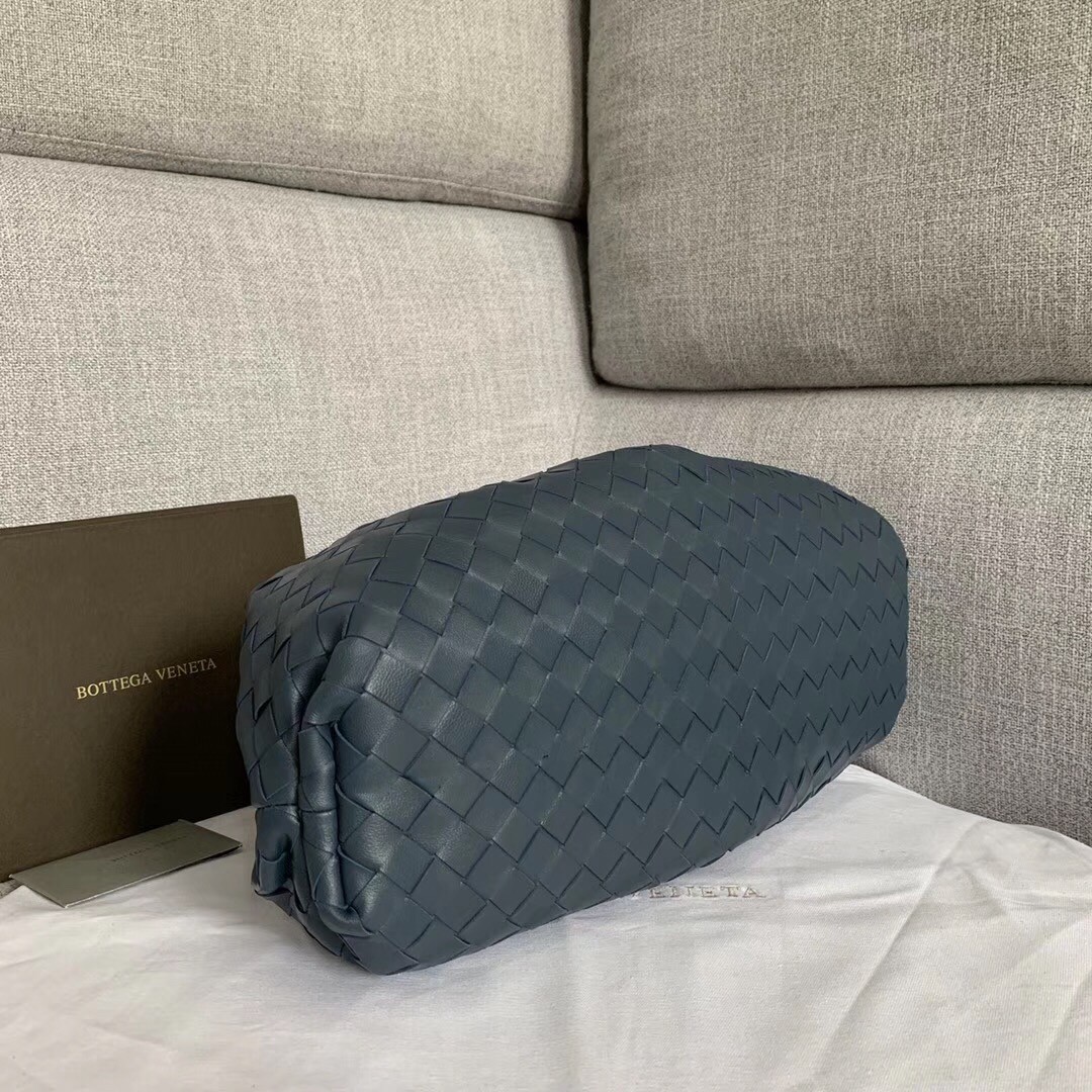 bo*te*ga Ve*ne*ta the pouch clutch in dark blue intrecciato leather