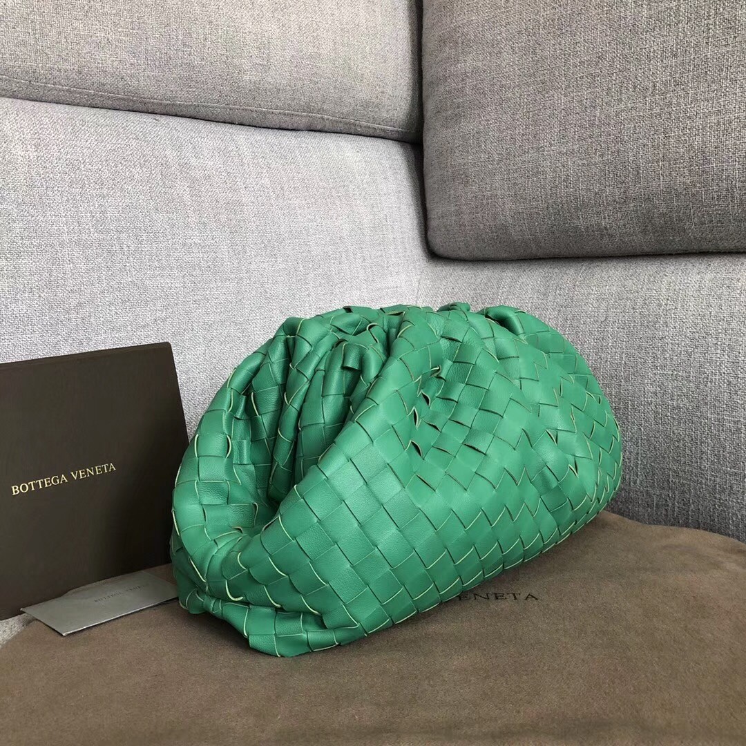 bo*te*ga Ve*ne*ta the pouch clutch in green intrecciato leather