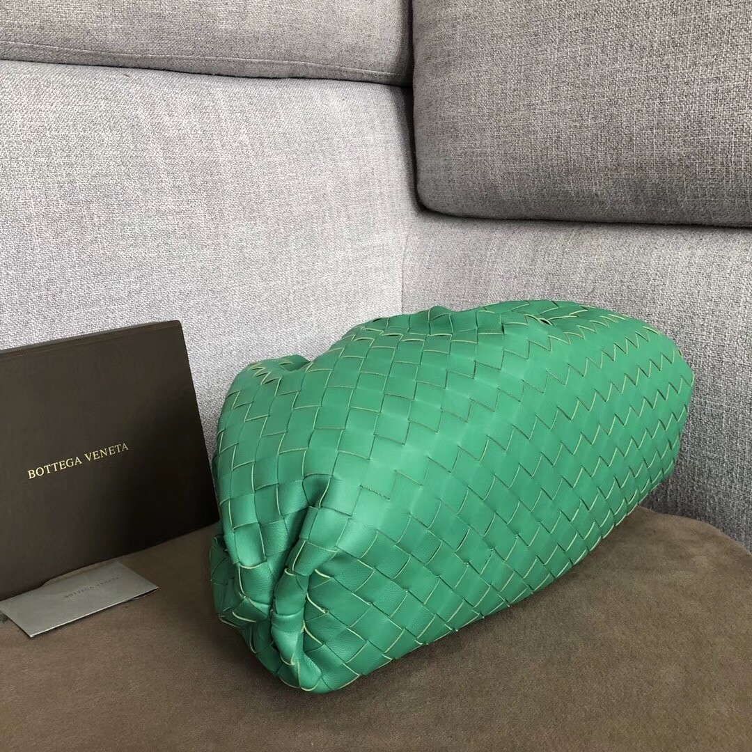 bo*te*ga Ve*ne*ta the pouch clutch in green intrecciato leather