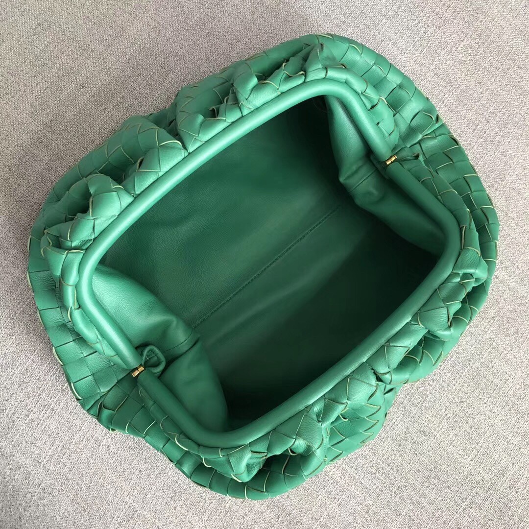 bo*te*ga Ve*ne*ta the pouch clutch in green intrecciato leather
