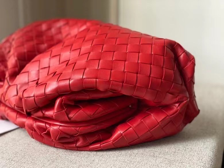 bo*te*ga Ve*ne*ta large pouch clutch in red intrecciato lambskin