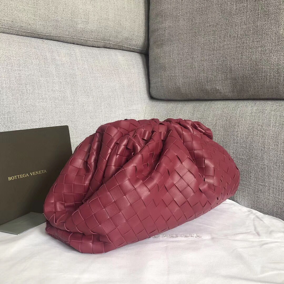 bo*te*ga ve*ne*ta the pouch clutch in aM*ranto intrecciato leather