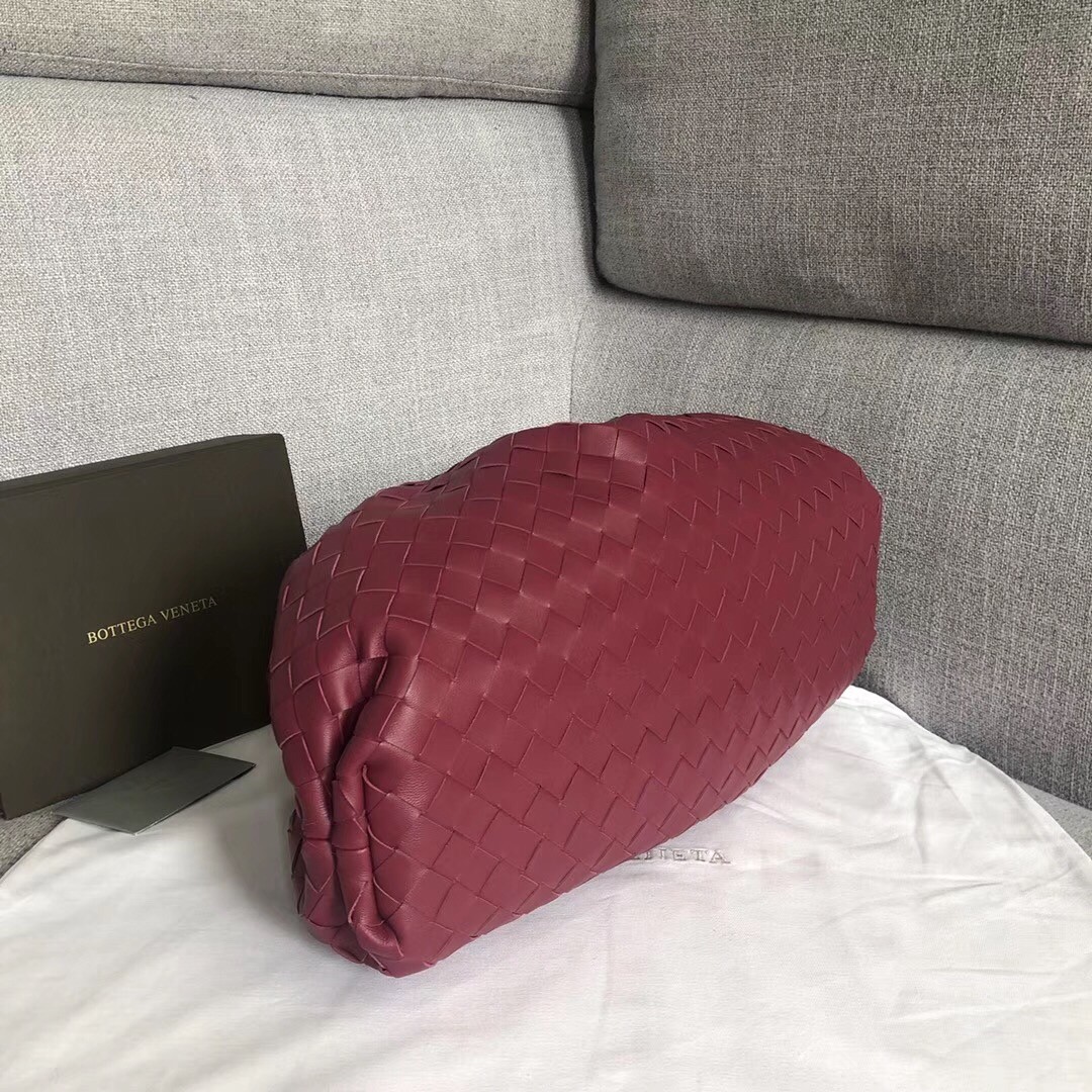 bo*te*ga ve*ne*ta the pouch clutch in aM*ranto intrecciato leather