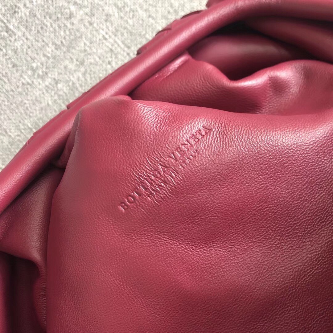 bo*te*ga ve*ne*ta the pouch clutch in aM*ranto intrecciato leather