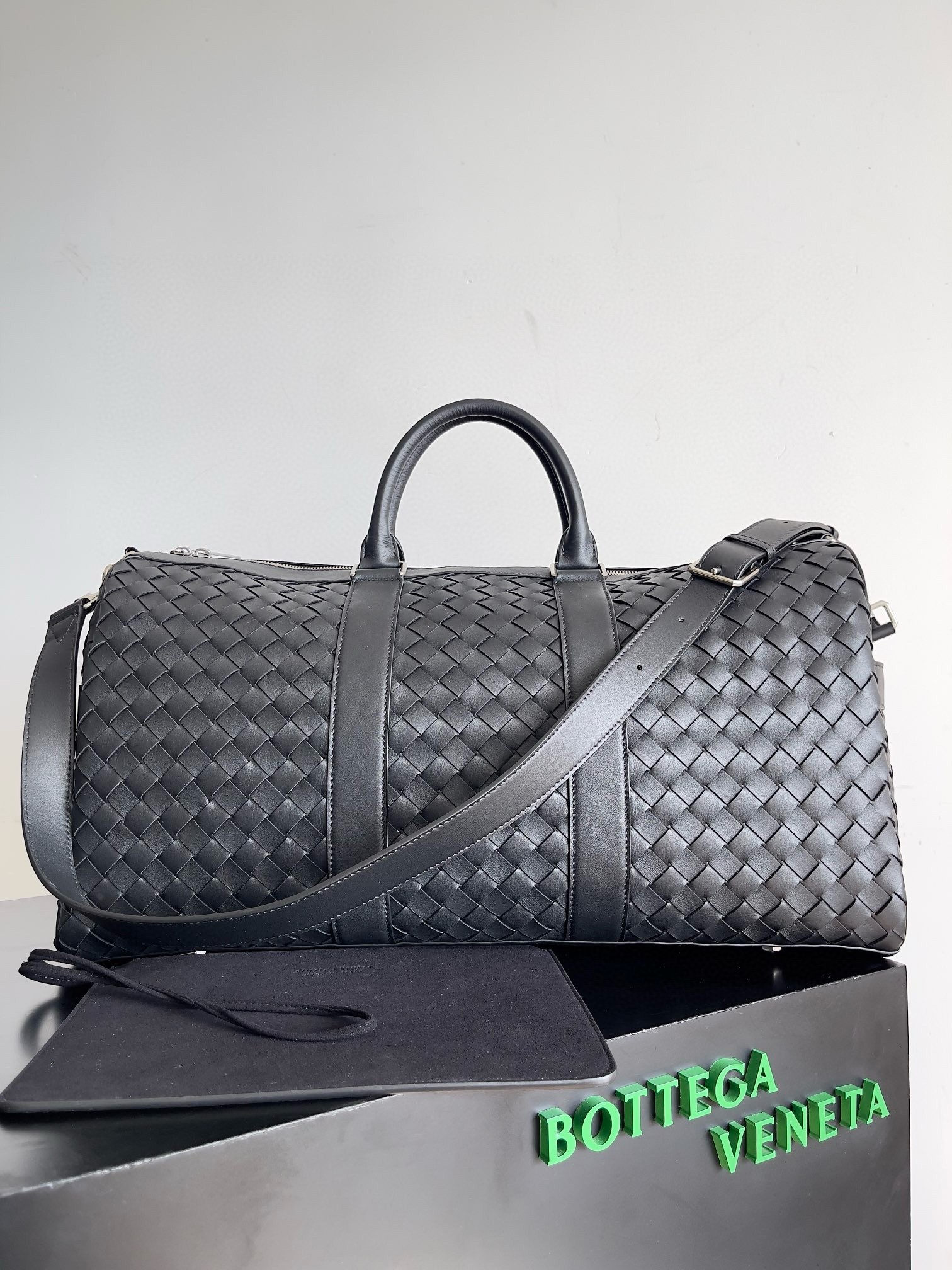 bo*te*ga Ve*ne*ta medium duffle bag in black intrecciato calfskin