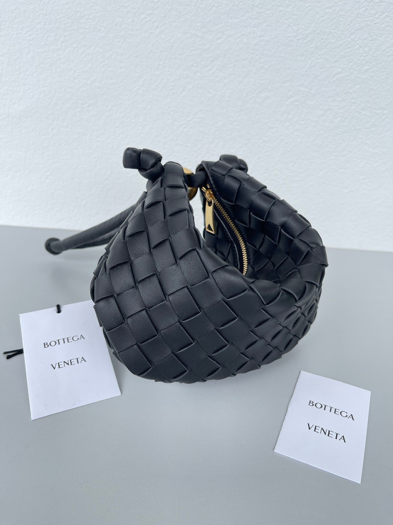 bo*te*ga Ve*ne*ta turn bag in black intrecciato lambskin