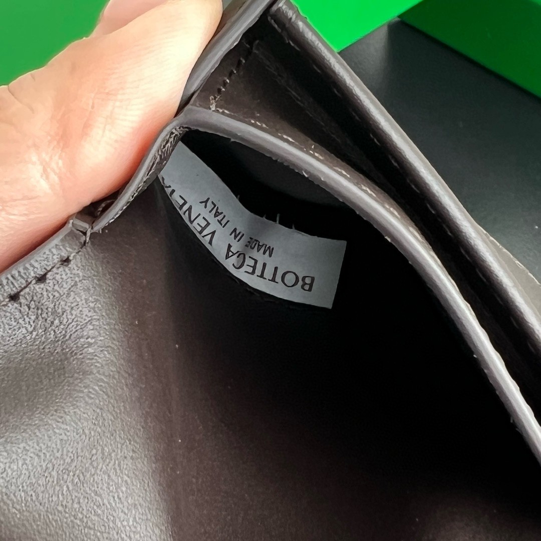 bo*te*ga Ve*ne*ta bi-fold wallet with coin purse in fondant intrecciato calfskin