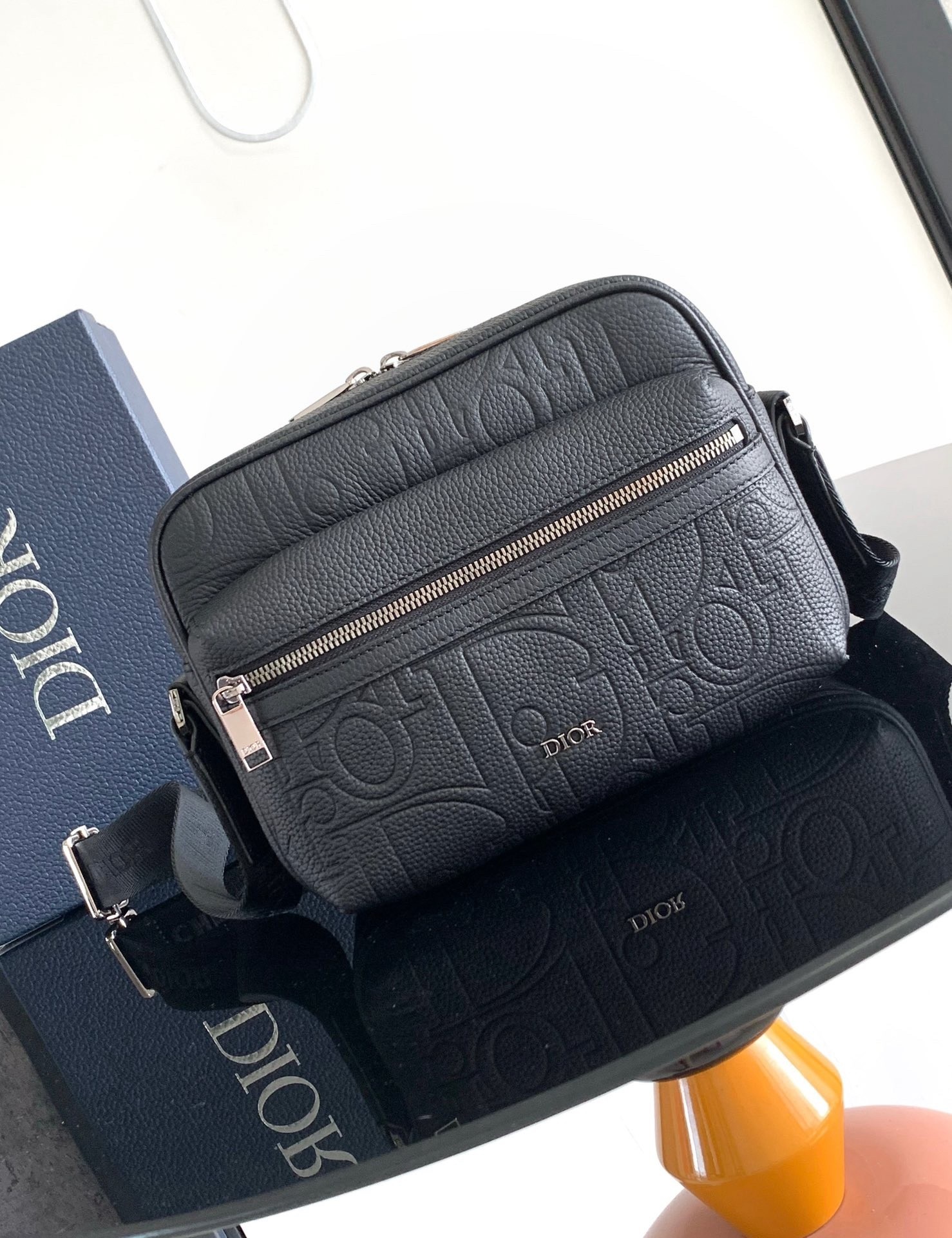 D*or rider 2.0 zipped messenger bag in black gravity leather
