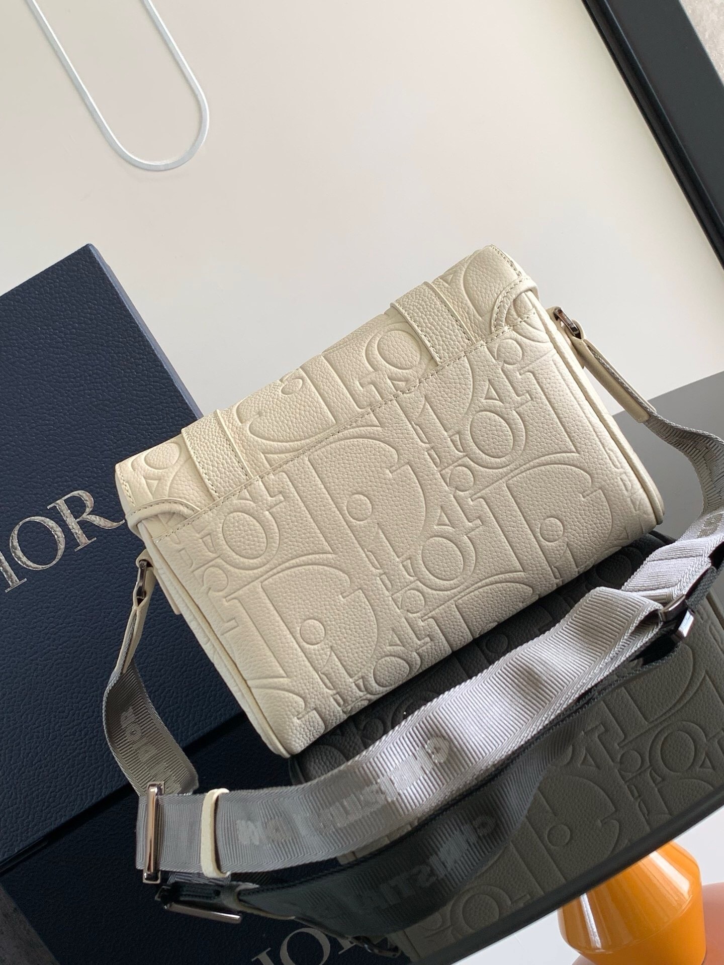 D*or hit the road flap messenger bag in beige gravity leather