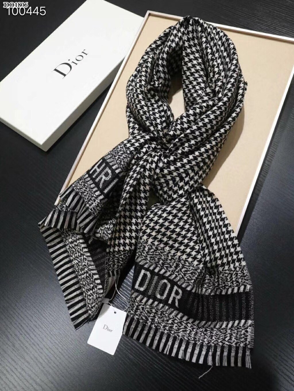 ch**an D*or stole in black/white wool