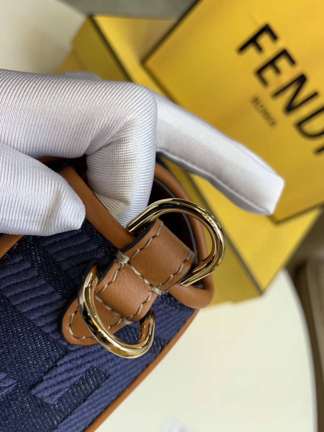 f**di baguette medium bag in blue De*1m