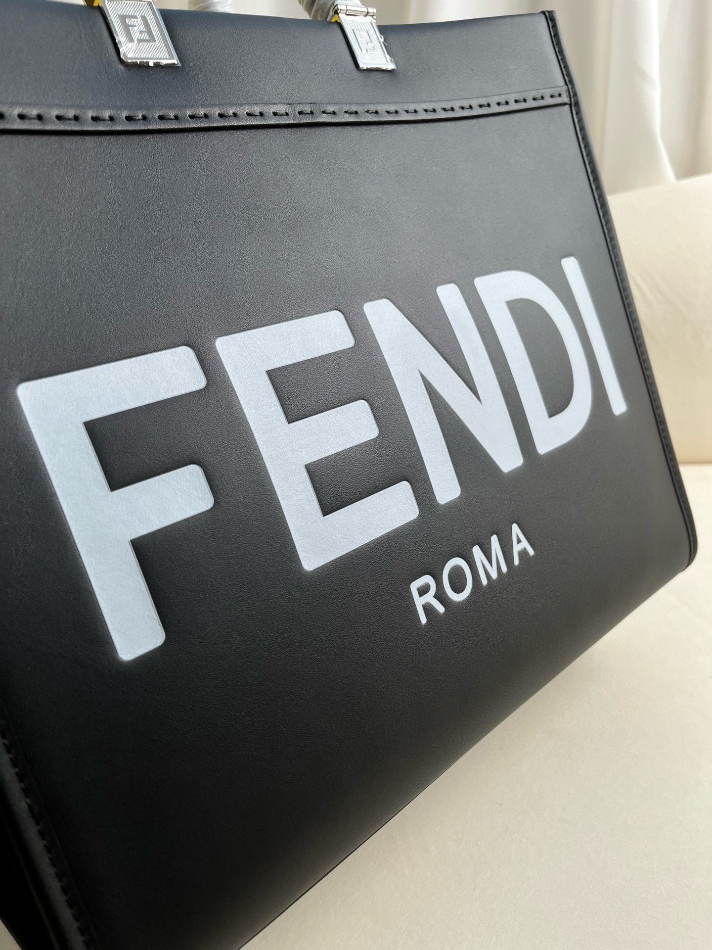 F**di sunshine medium tote bag in noir calfskin