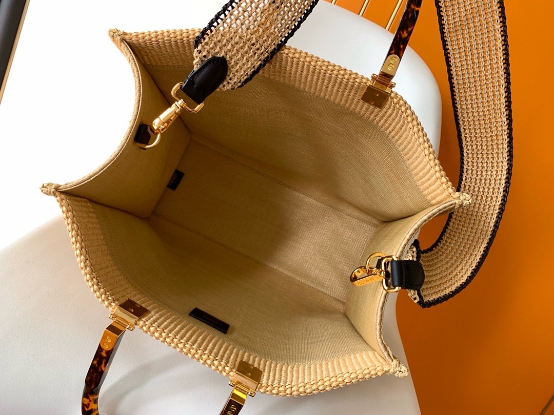 F**di sunshine medium tote bag in black and natural straw