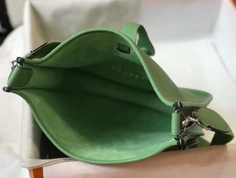 H**mes evelyne iii 29 pm bag in vert criquet clemence leather