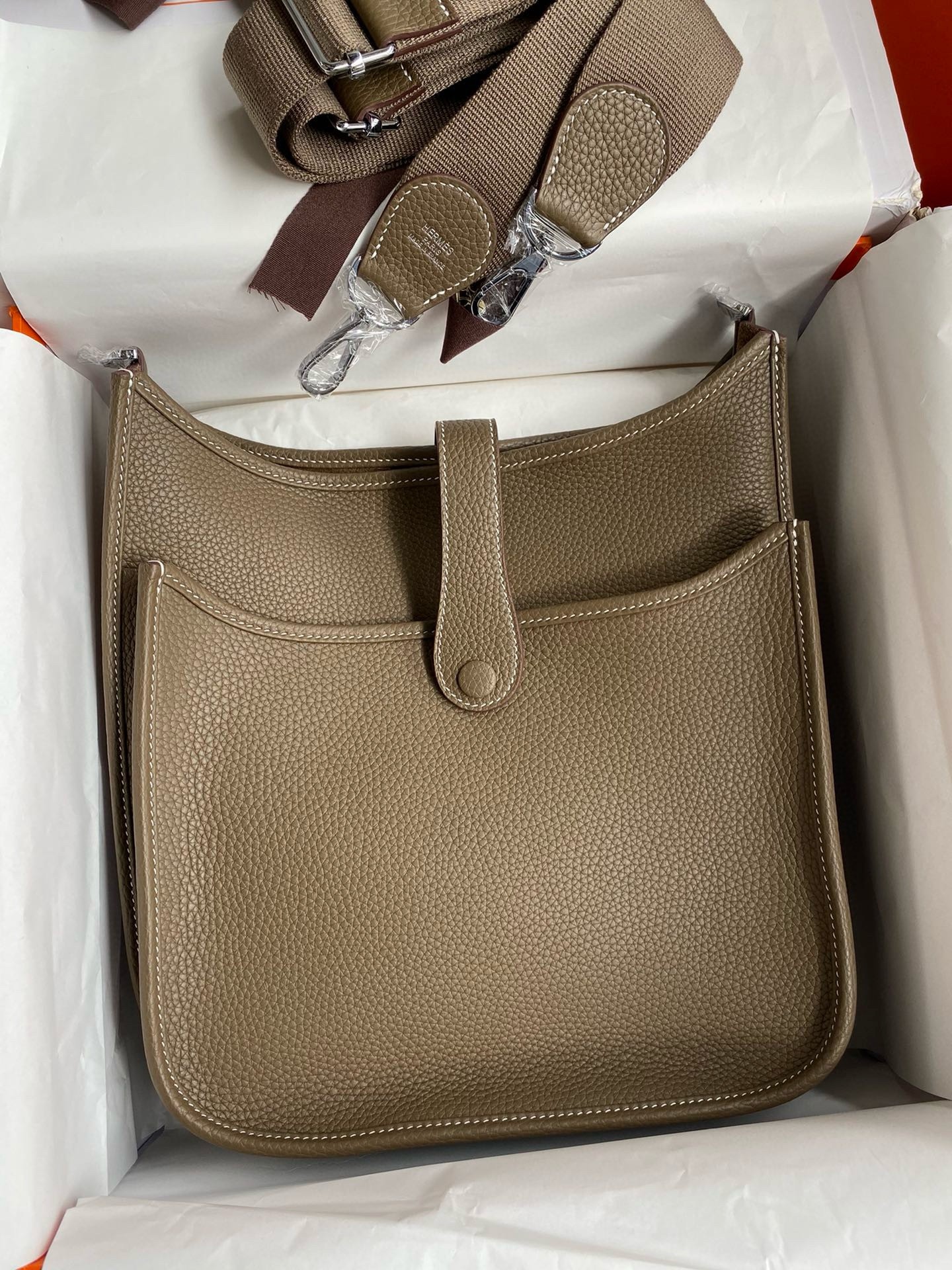 H**mes evelyne iii pm 29 handmade bag in taupe clemence leather