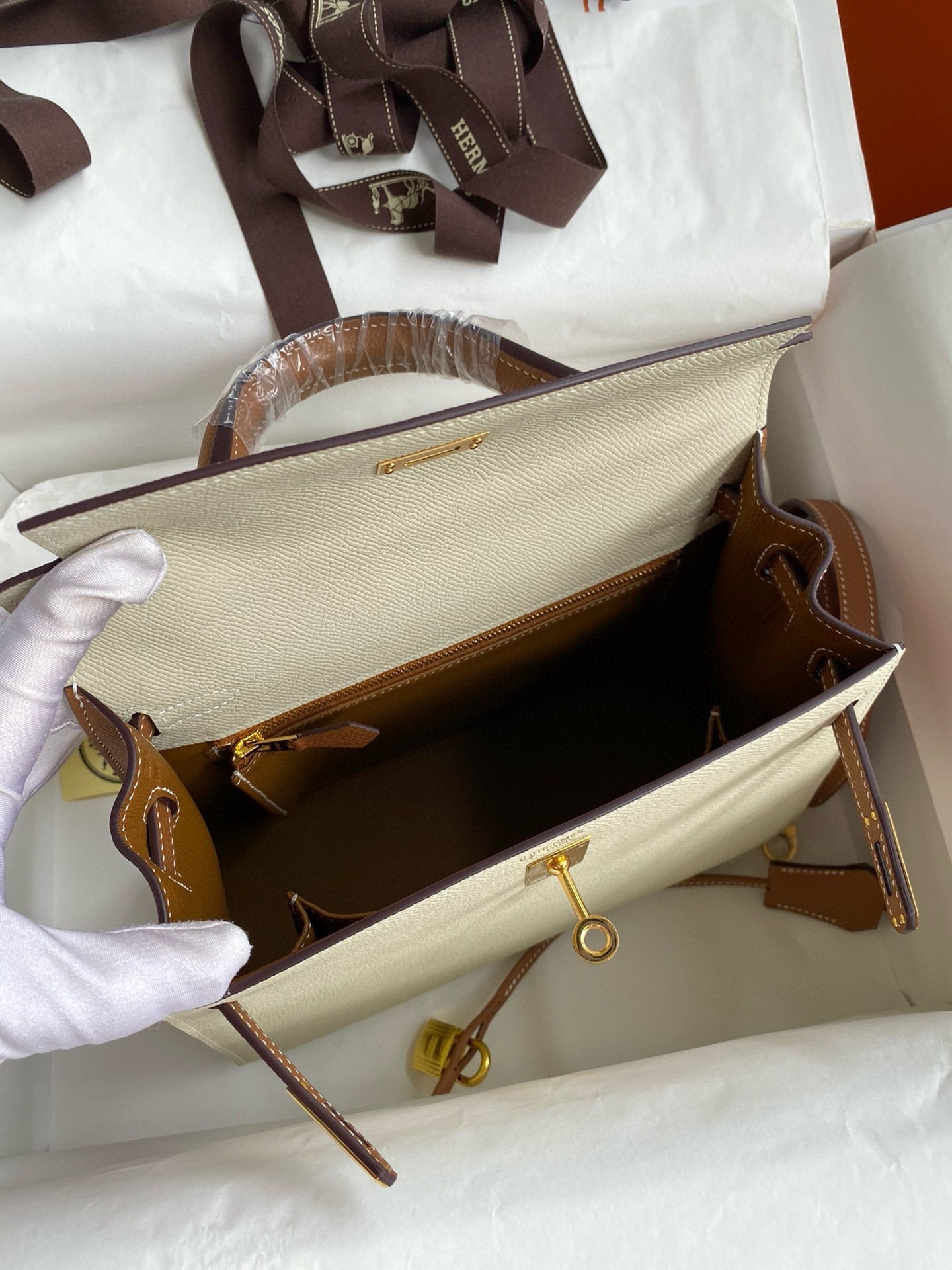 H**mes hss kelly sellier 25 bicolor bag in craie and gold epsom calfskin