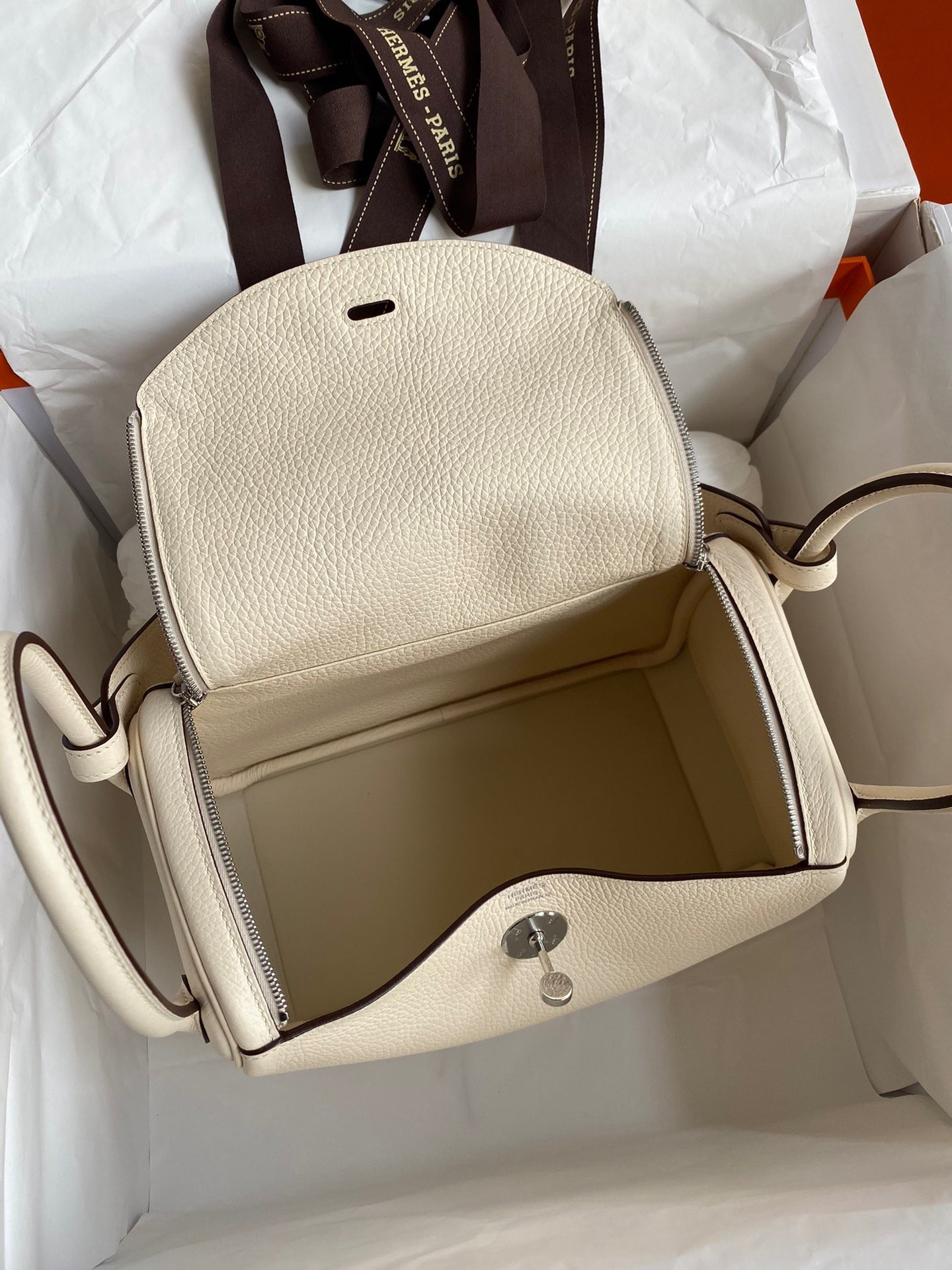 H**mes lindy 26 handmade bag in nata clemence leather
