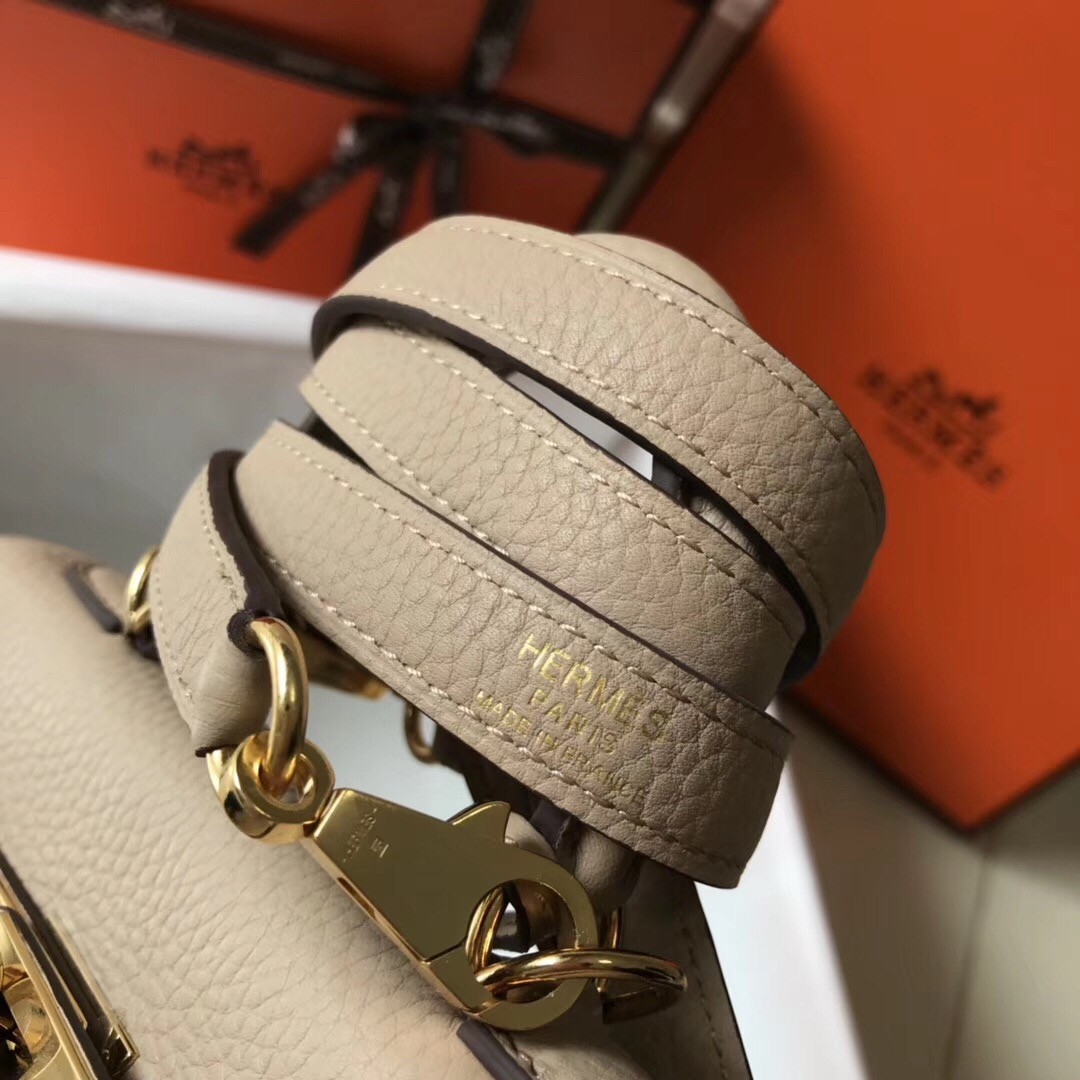 H**mes mini kelly 20cm bag in beige clemence leather