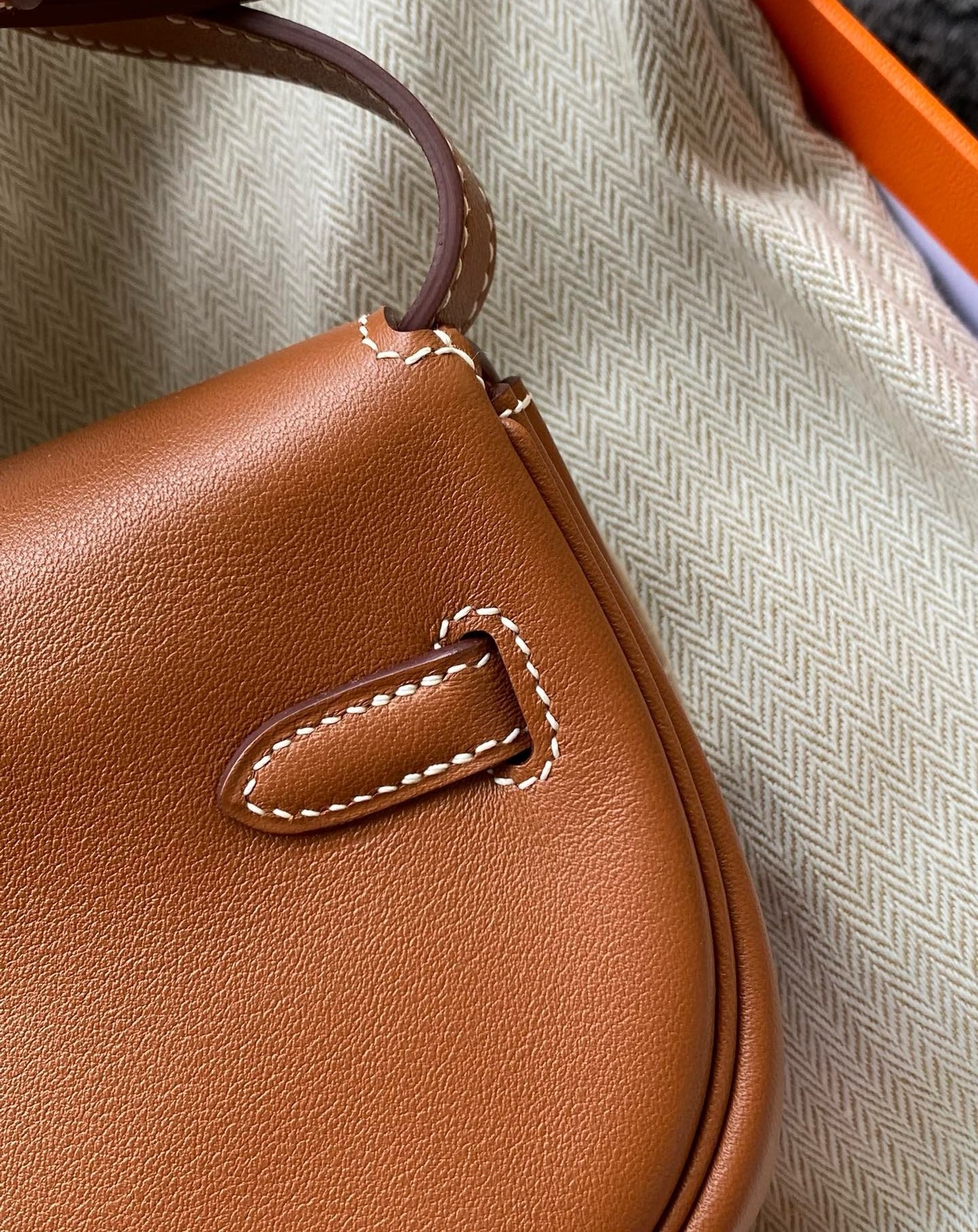 H**me5 kelly moove handmade bag in gold swift calfskin
