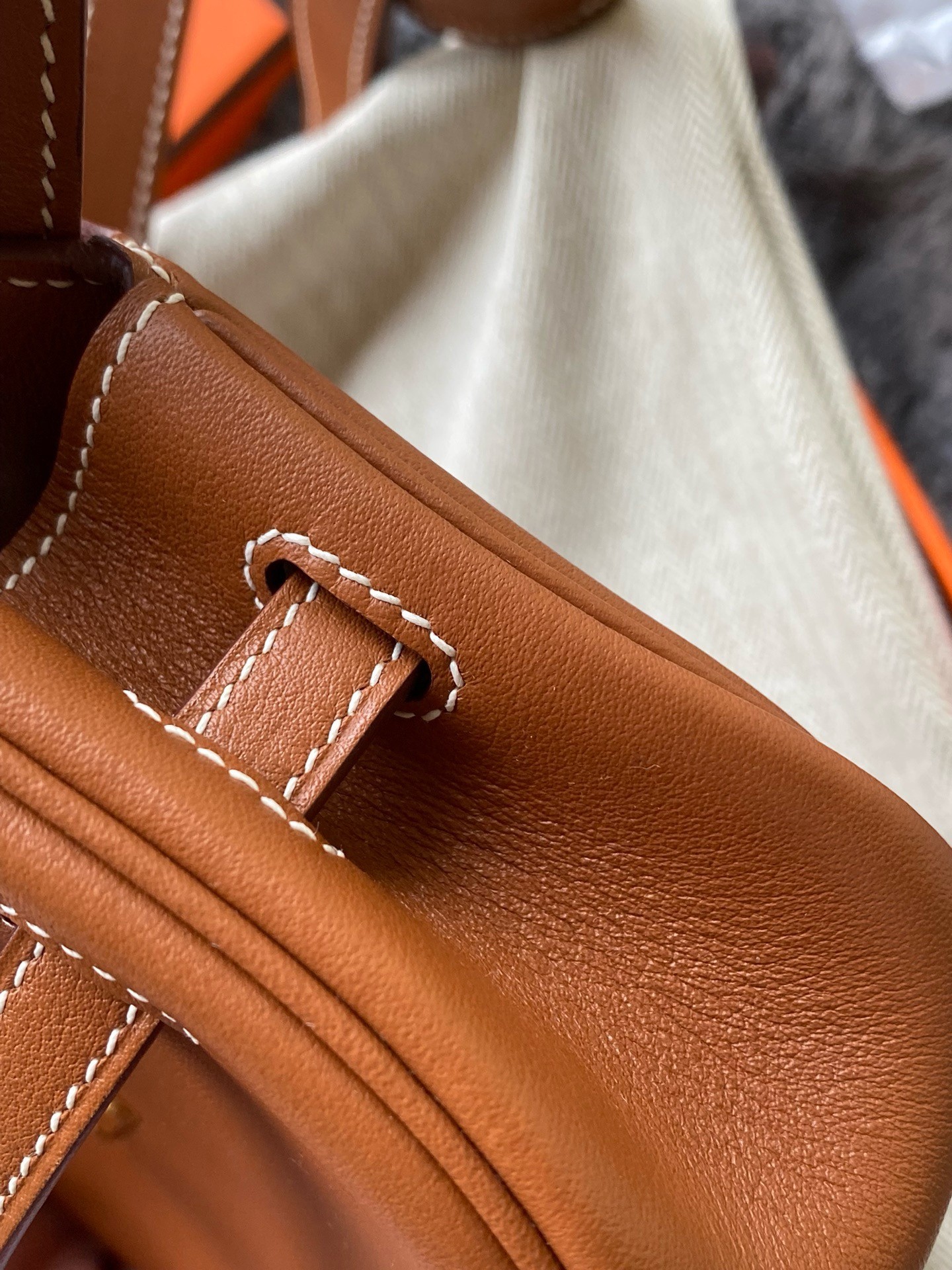 H**me5 kelly moove handmade bag in gold swift calfskin