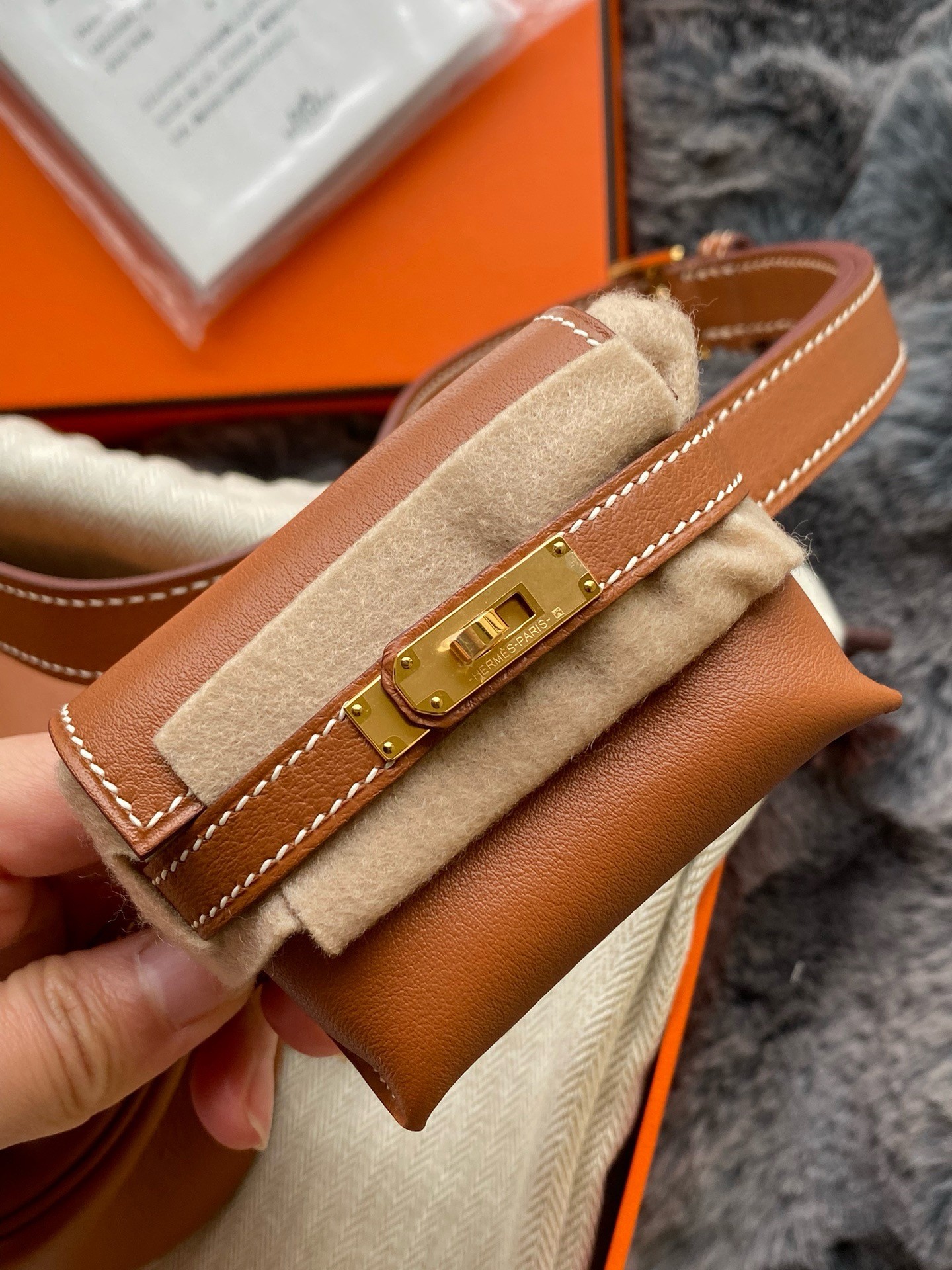 H**me5 kelly moove handmade bag in gold swift calfskin