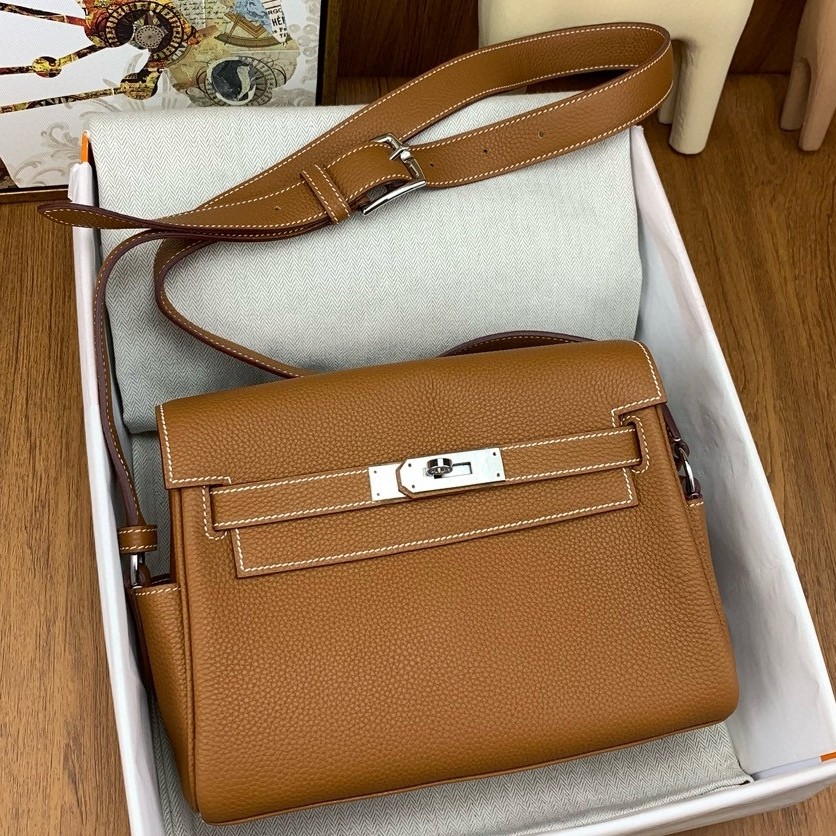 H**mes kelly messenger bag in gold clemence leather