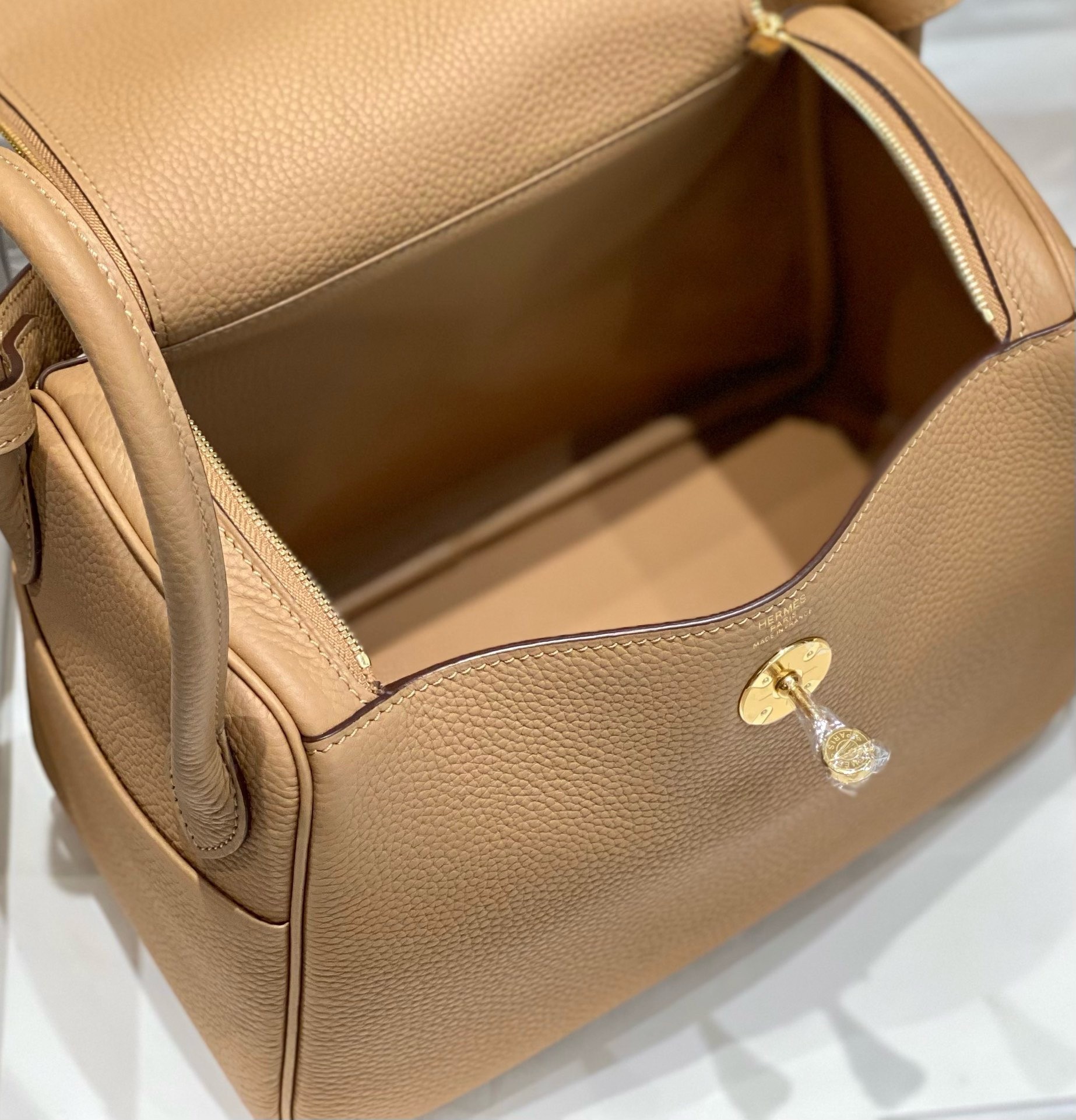 H**mes lindy 26cm bag in chai clemence leather ghw