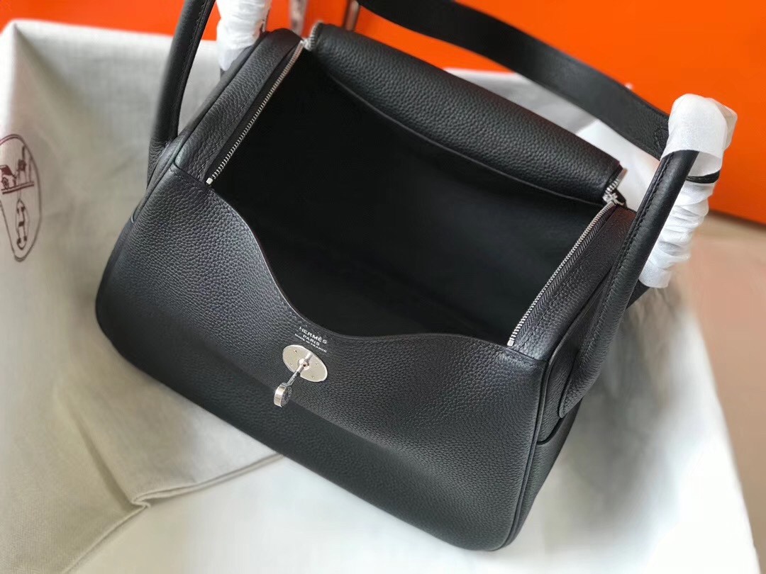 H**mes lindy 26cm bag in black clemence with phw