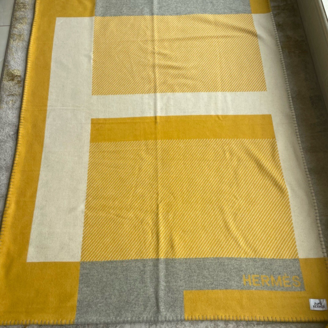 H**mes h riviera blanket in yellow wool and cashmere