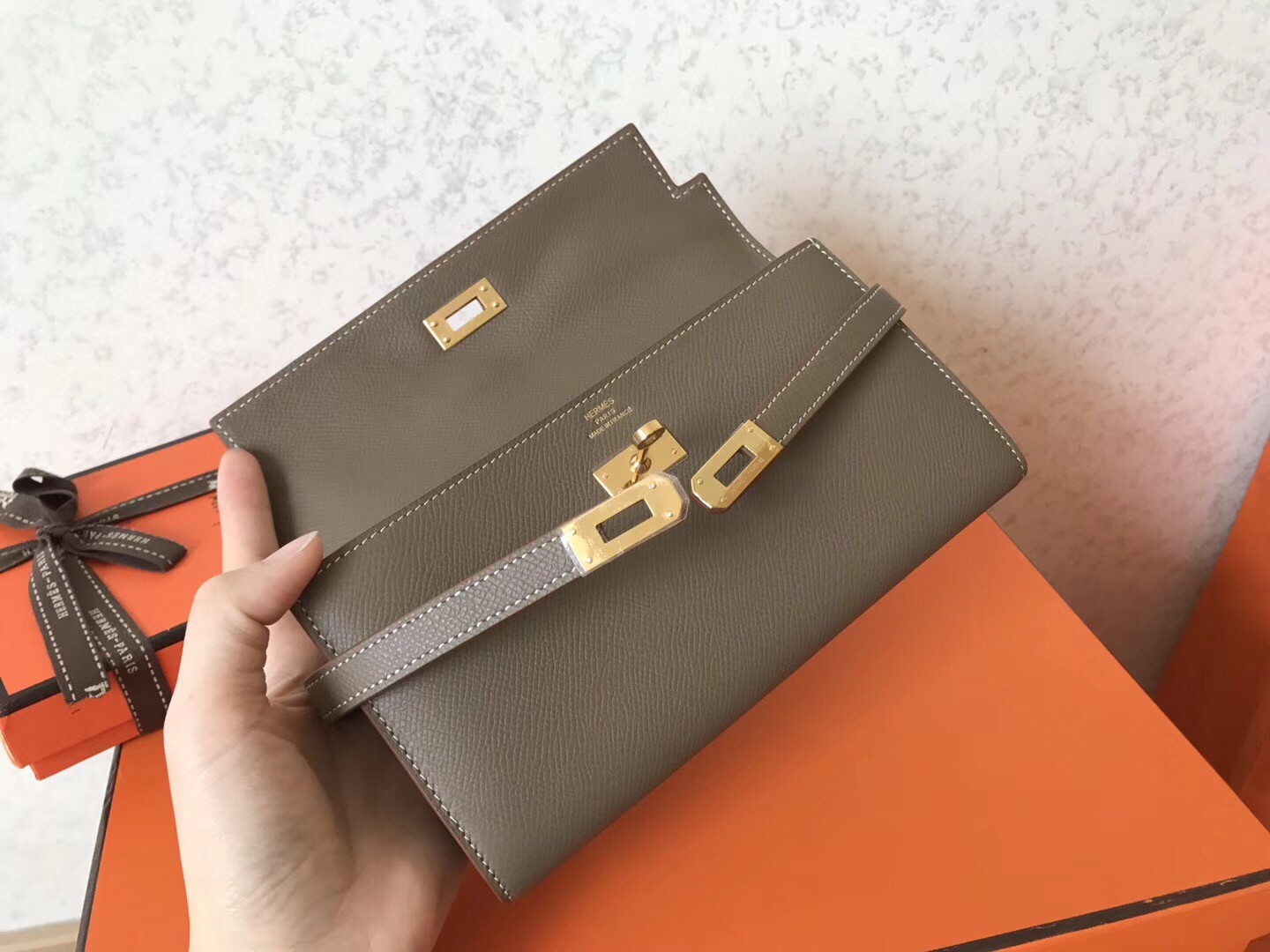 H**mes kelly classic long wallet in taupe epsom leather