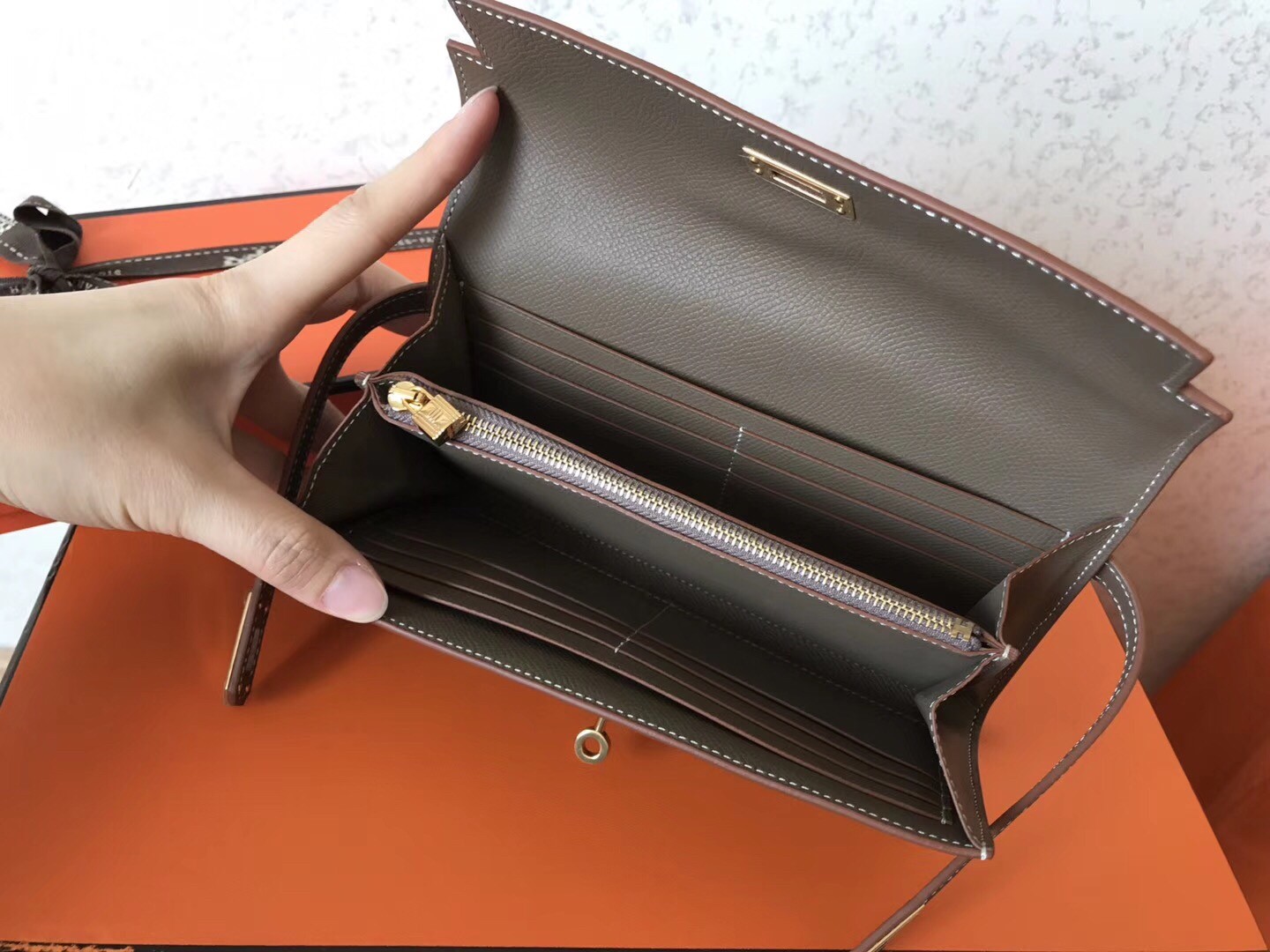 H**mes kelly classic long wallet in taupe epsom leather