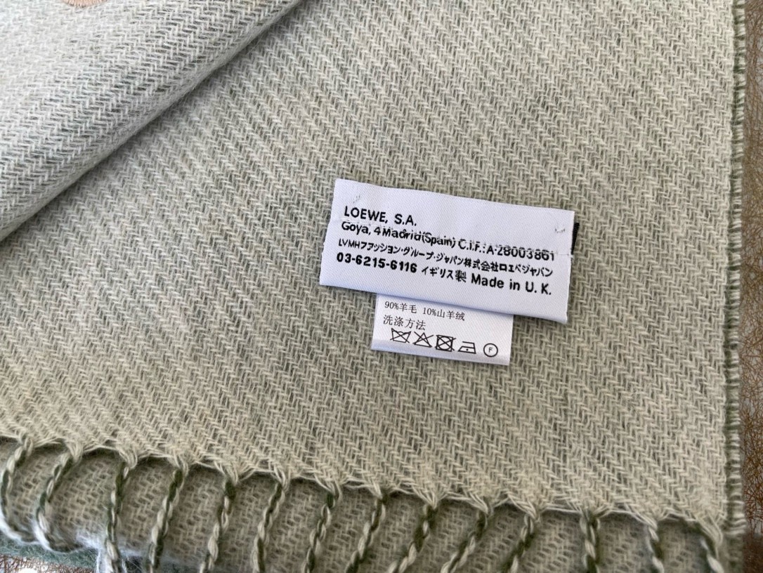 L0ew* window scarf in green/beige wool and cashmere