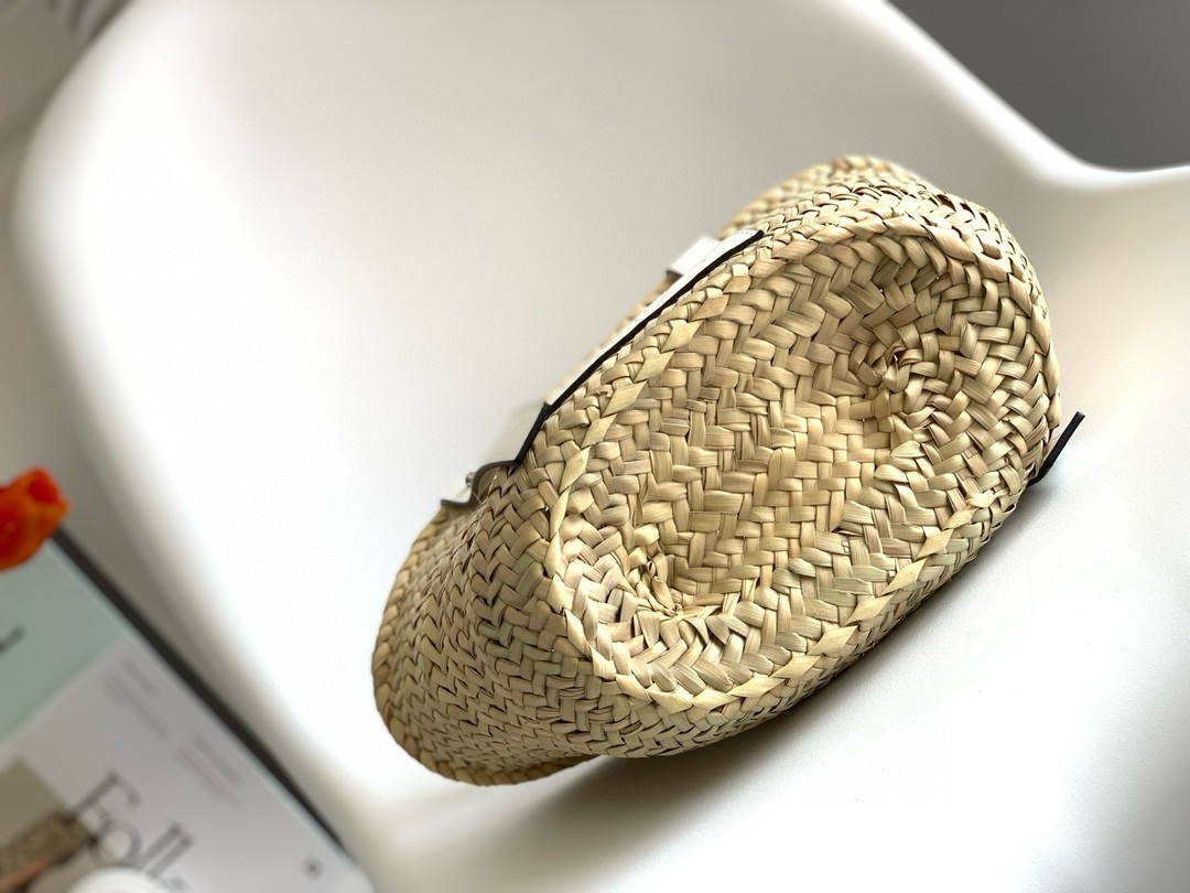 L0ew* small basket bag in raffia and white calfskin