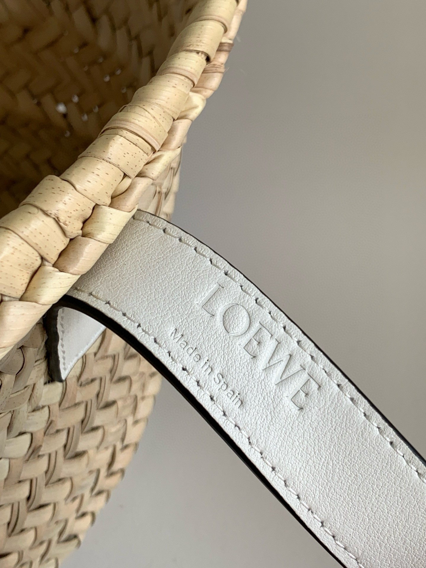 L0ew* small basket bag in raffia and white calfskin