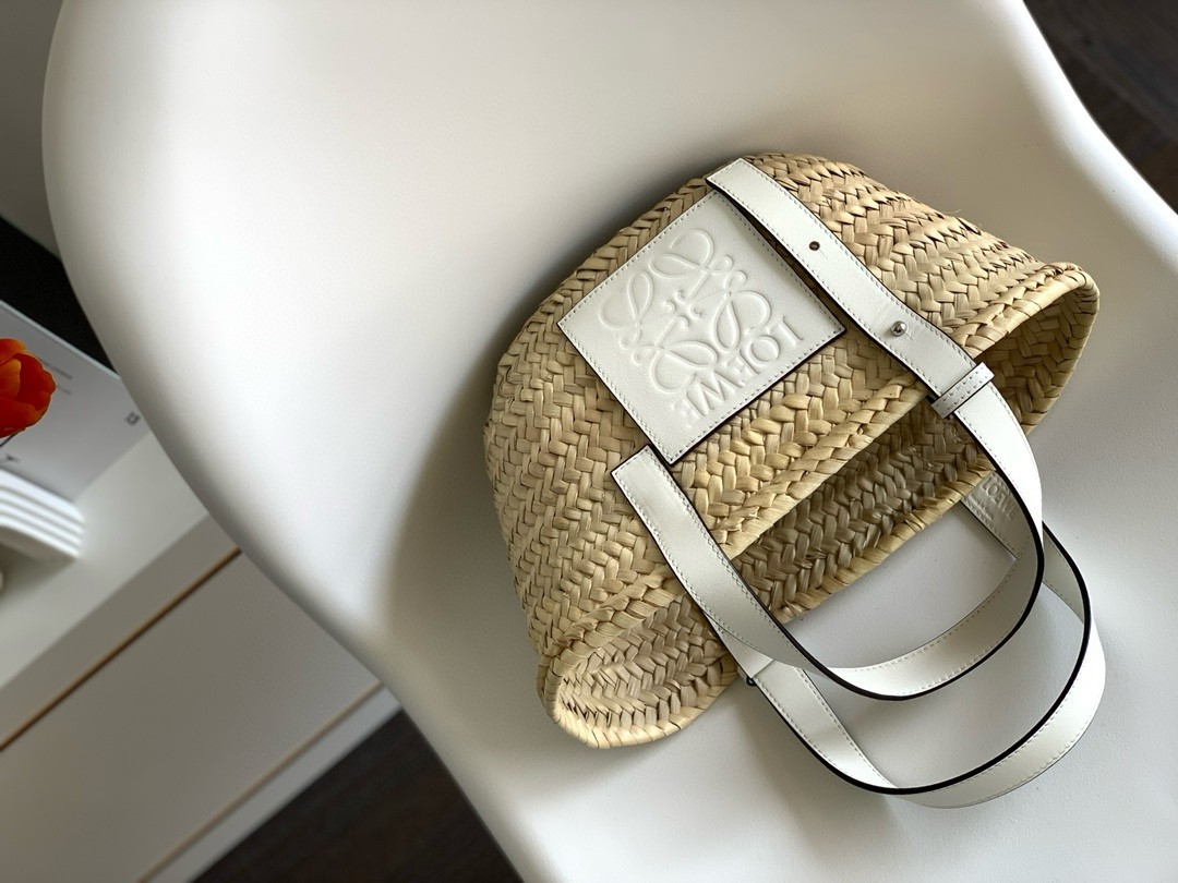 L0ew* small basket bag in raffia and white calfskin