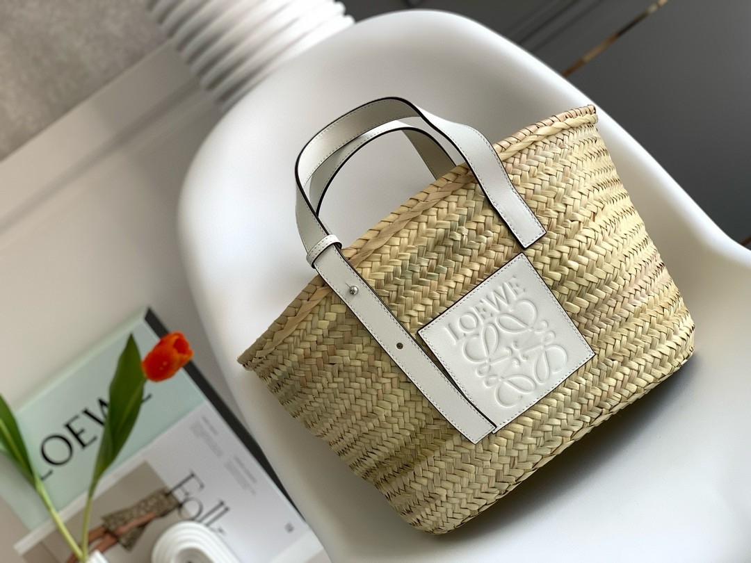 L0ew* medium basket bag in raffia and white calfskin