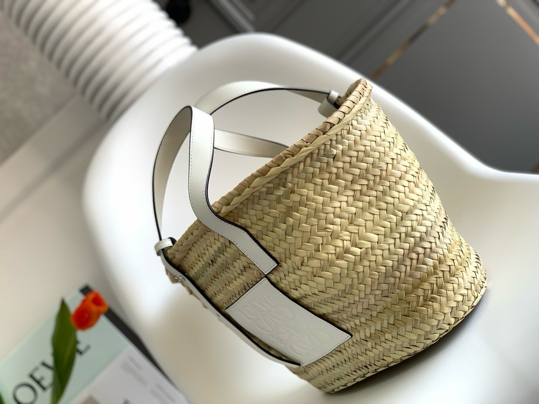 L0ew* medium basket bag in raffia and white calfskin